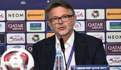 HLV Troussier bảo vệ cầu thủ, thẳng thắn chỉ trích truyền thông Việt Nam