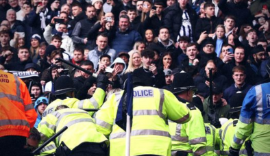 Bạo loạn tại Cup FA, cầu thủ phải trực tiếp bảo vệ người thân