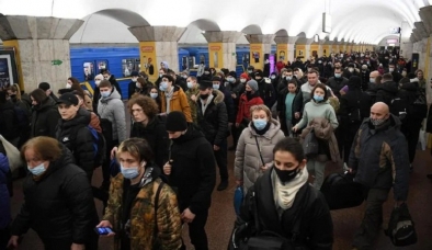 Cận cảnh người dân thủ đô Ukraine ùn ùn kéo xuống ga tàu điện ngầm trú bom