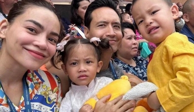 Hà Hồ - Kim Lý đưa hai con đi chơi Trung thu, biểu cảm 'khó đỡ' của quý tử Leon gây chú ý