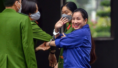 Tin tức pháp luật 24h: Vợ 'Đường Nhuệ' bị giam vẫn trang điểm môi son, móng đỏ ra tòa