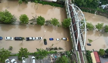 Bắc Ninh mưa như trút nước, nhiều xe ô tô lặn trong nước