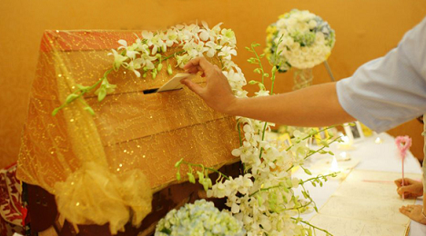 Hàng chục thanh niên rượt đuổi kẻ cướp tiền giữa đám cưới