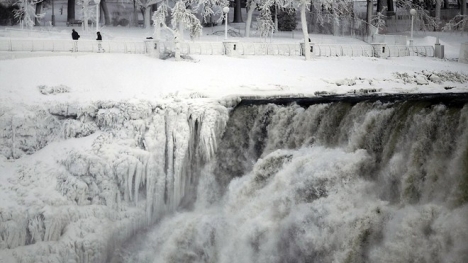 Cận cảnh dòng thác đóng băng trong cái rét -19 độ