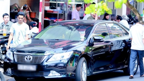 Ưng Hoàng Phúc bị bắt gặp đưa đón Kim Cương