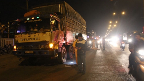 Đâm vào xe tải đỗ bên đường, nam thanh niên chết thảm