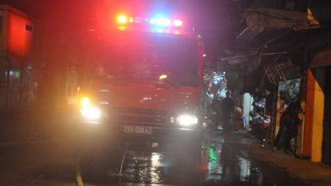 Cháy nhà trong hẻm, một cảnh sát chữa cháy bị ngạt khói