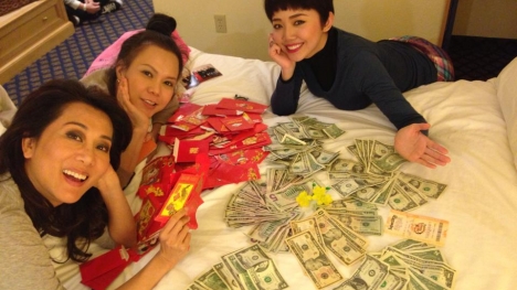 Tóc Tiên được fan lì xì cả 'giường tiền'