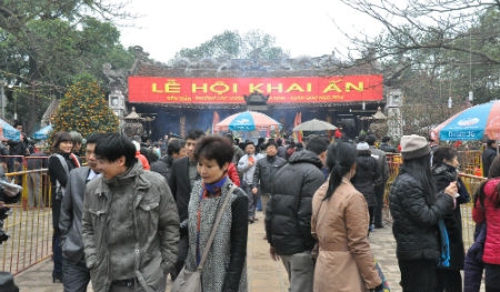 Hàng nghìn du khách đổ về đền Trần trước giờ khai ấn