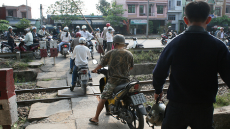 Đôi nam nữ tử vong khi băng qua đường tàu