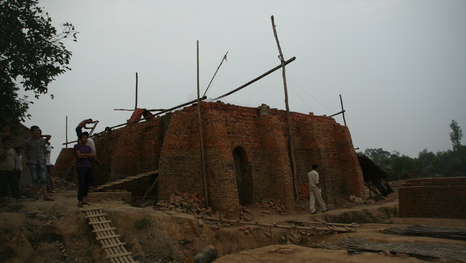 Nữ công nhân bị hãm hiếp rồi đẩy vào lò gạch