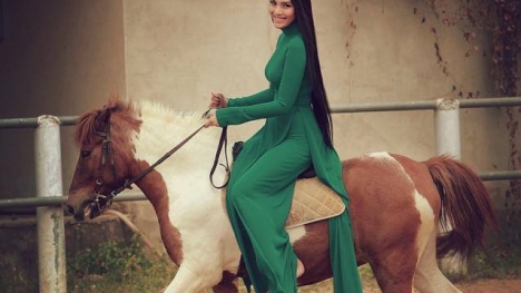 Trương Thị May khác lạ trong tà áo dài mạnh mẽ trên lưng ngựa