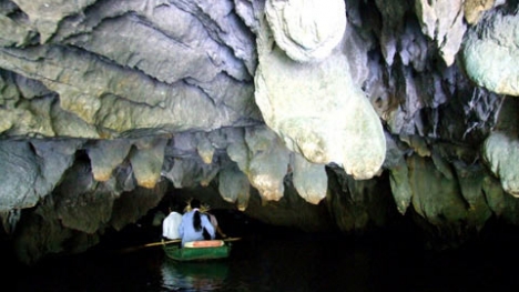 Video thâm nhập mê cung bí ẩn trong hang động Tràng An