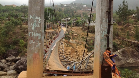 Sập cầu treo ở Lai Châu: Cột dây neo bị độn gạch nung