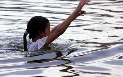 Bố mải nghe điện thoại 'bỏ' con trai 3 tuổi chết thương tâm