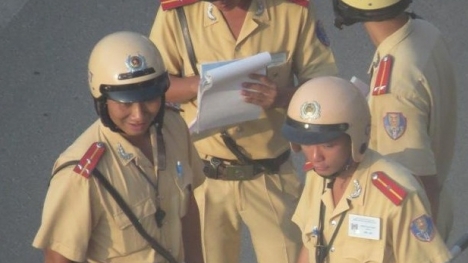 CSGT Hàng Xanh vạch ví tiền của người vi phạm: Đình chỉ 4 cảnh sát