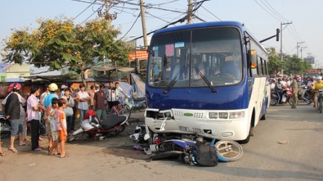 Xe khách mất lái, lao vào đám đông tại giao lộ