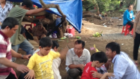 Cận cảnh màn chữa bệnh kỳ quái của 'thánh giáng trần'