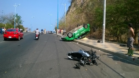 Taxi đâm xe máy, hai vợ chồng chết thảm