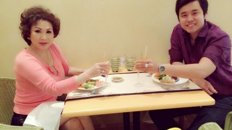 Yvonne Thúy Hoàng diện áo xẻ sâu hớ hênh vòng 1 chia tay Vũ Hoàng Việt 