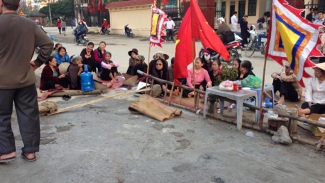 Hơn 700 người bảo vệ con đường dẫn vào miếu cổ