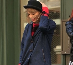 Taylor Swift trẻ trung với váy ngắn