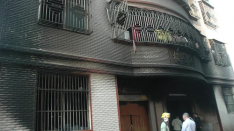 Bé 3 tuổi nghịch lửa làm 12 người thiệt mạng