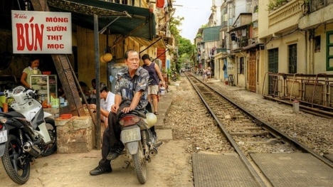 Xóm 'đường tàu' ở Hà Nội gây sửng sốt trên báo nước ngoài