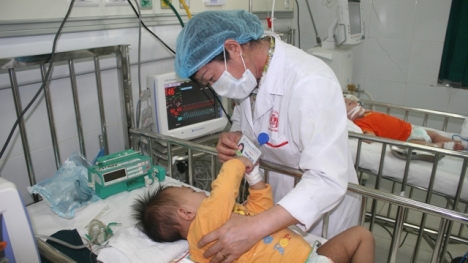 Cảm động những thầy thuốc suốt đêm bóp bóng giúp các bé mắc bệnh sởi duy trì sự sống