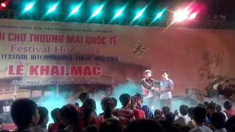 Hồ Quang Hiếu bị nam thanh niên 'cướp' mix, 'cướp' lời ngay trên sân khấu