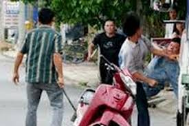 Hỗn chiến giữa ngã tư, 3 người thương vong