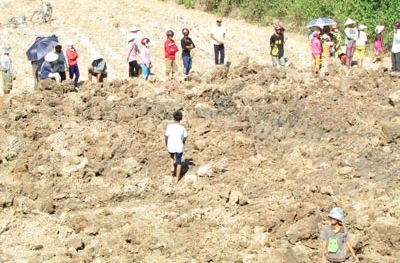 'Thần đất hiển linh' khiến mảnh ruộng nhô cao lên 1,8m?