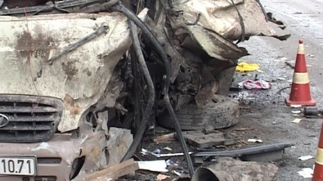 Tai nạn thảm khốc: Xe container đâm trực diện xe khách, 11 người thương vong