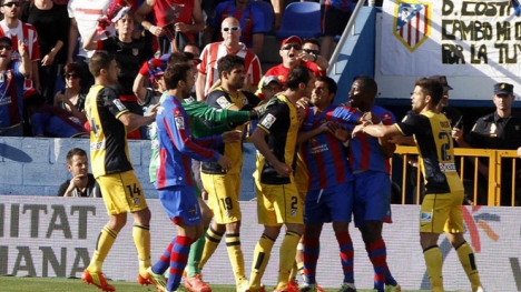 Trả đũa CĐV Atletico, cầu thủ Levante suýt bị tẩn nhừ tử