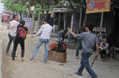 Vợ vác dao đuổi chém chồng náo loạn cả khu phố