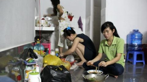 Cử nhân làm bồi bàn 'tố' tỉ lệ thất nghiệp báo động