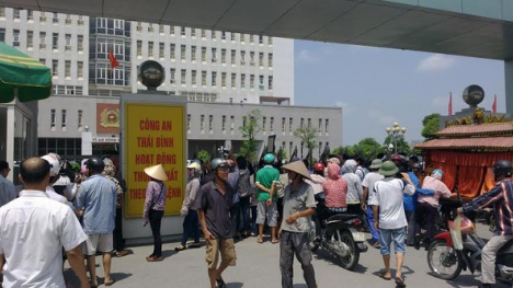 Thái Bình: Người nhà tử vong giữa đường, kéo quan tài đến CA tỉnh