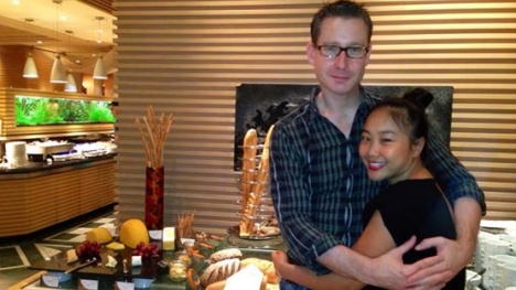 Đoan Trang tình tứ ôm chồng 'hâm nóng' tình yêu sau khi sinh