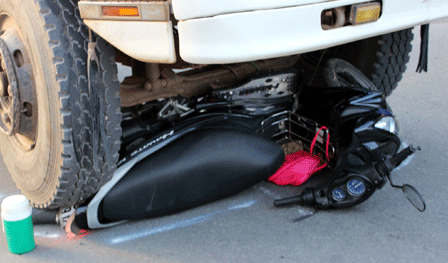 Thoát chết dưới gầm xe tải vì lăn nhiều vòng vào lề đường