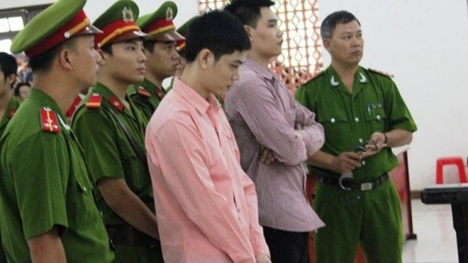 Kẻ giết người chặt xác mỉm cười khi bị tuyên án tử hình