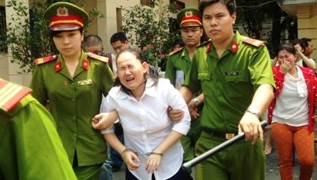 Bảo mẫu đánh chết trẻ khóc nức nở nhận bản án 18 năm tù