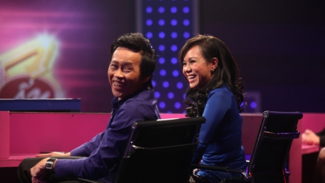 Vợ chồng Hoài Linh bối rối khi gặp fan cuồng