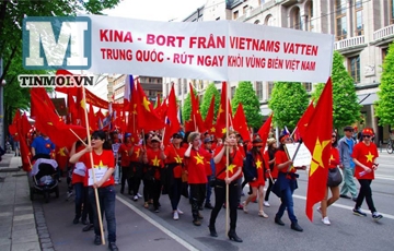 Người Việt tại Thụy Điển tuần hành phản đối Trung Quốc hạ đặt giàn khoan trái phép