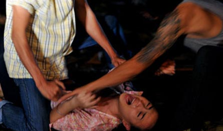 Nhậu thâu đêm, thiếu nữ bị hiếp dâm tập thể trước cửa nhà 