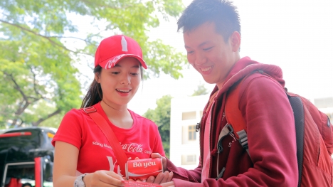 Trao Coca-Cola in tên bạn bè - Trào lưu mới trong mùa hè