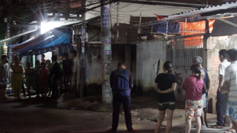 Chém người không được, côn đồ đập nát quán cà phê