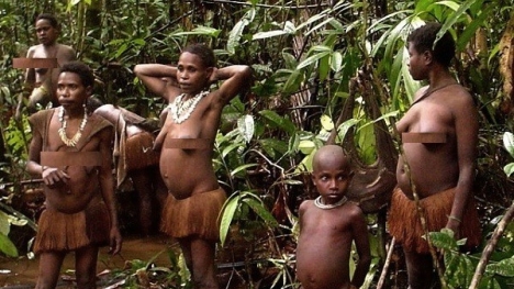 Cận cảnh cuộc sống của bộ tộc ở trần, ăn thịt người, sống trên ngọn cây