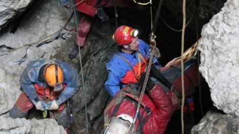 Sống sót sau 12 ngày rơi xuống động sâu ngàn mét