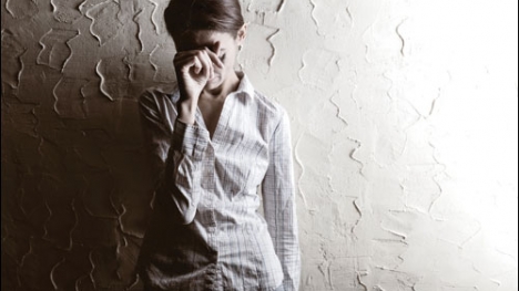 Chồng ghen, bắt vợ bế con đi 4.000km theo chuyến công tác