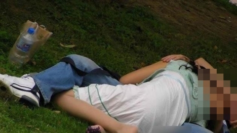 Choáng với cặp đôi ngang nhiên 'mây mưa' trên sân ga